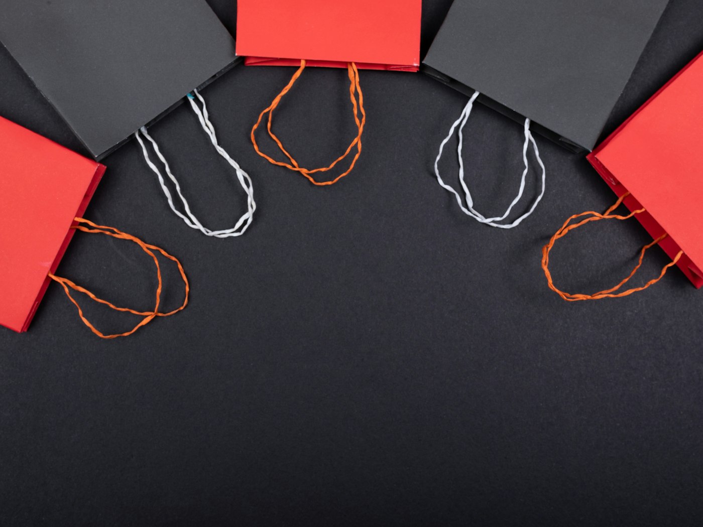 Sacolas de compra sobre uma mesa.