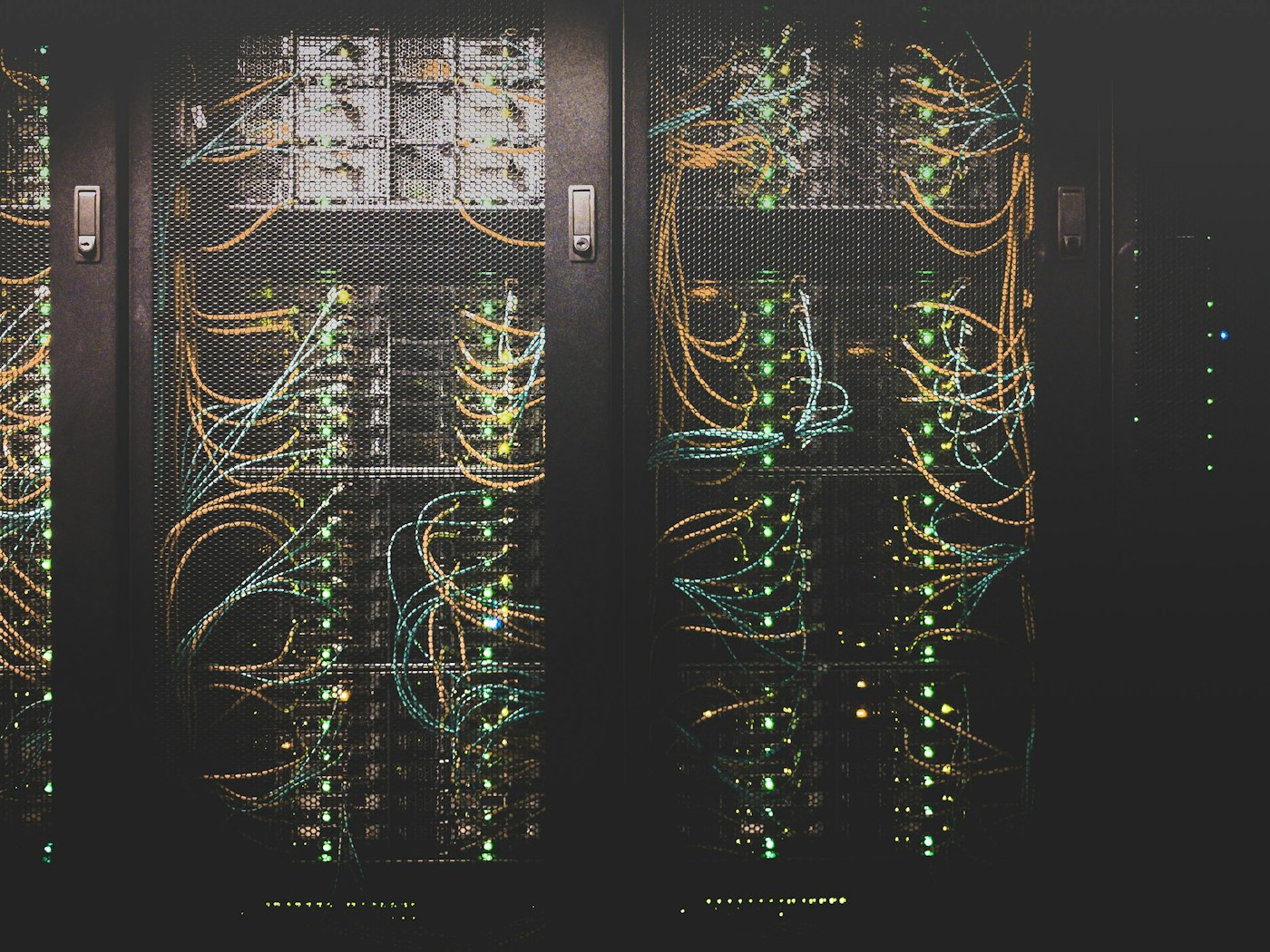 Racks de servidores em uma sala técnica.